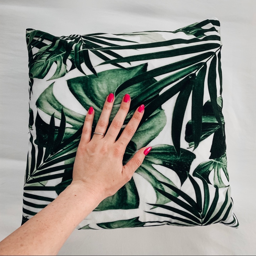 Set of 2🌴 tropical leaf print pillow cases 18” - Picture 4 of 5